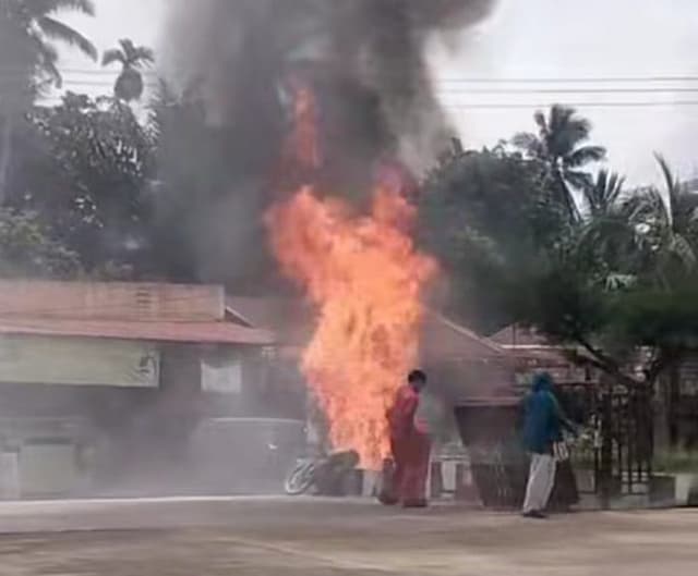 motor_modifikasi_terbakar_di_spbu_galang_saat_isi_pertalite_