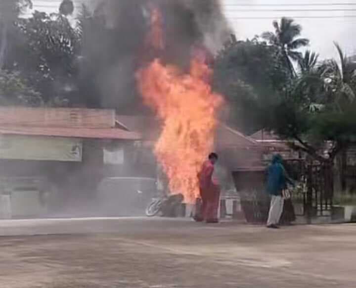 motor_modifikasi_terbakar_saat_isi_bbm_di_spbu_galang