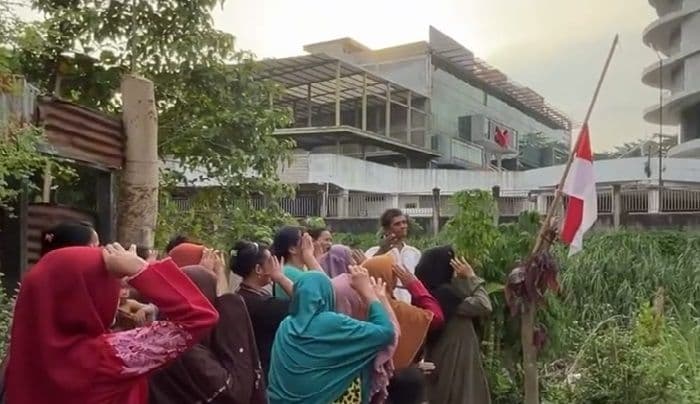 penghormatan_bendera_setengah_tiang_warga_kampung_baru_ungkap_kekecewaan