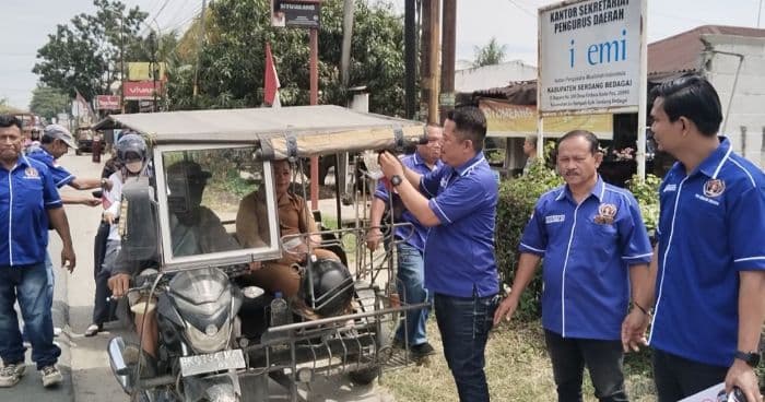 ratusan_bendera_dibagikan_di_jalinsum_sergai_pwi_ajak_warga_hidupkan_semangat_kemerdekaan