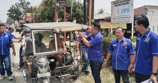 ratusan_bendera_dibagikan_di_jalinsum_sergai_pwi_ajak_warga_hidupkan_semangat_kemerdekaan