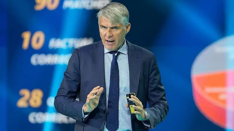 var_dinilai_terlalu_jauh_uefa_ini_sepak_bola_bukan_playstation