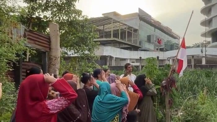 warga_kampung_baru_kibarkan_bendera_setengah_tiang_buntut_polemik_tembok_city_view