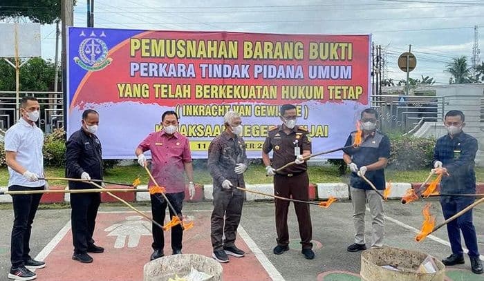 kejari_binjai_musnahkan_62_gram_sabu_845_butir_ekstasi_dan_51_kg_ganja