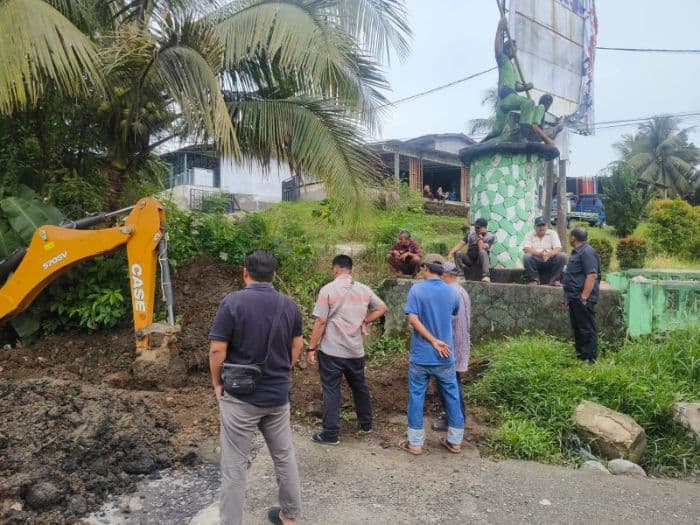 banjir_kerap_genangi_jalan_niaga_warga_bahorok_bersihkan_parit