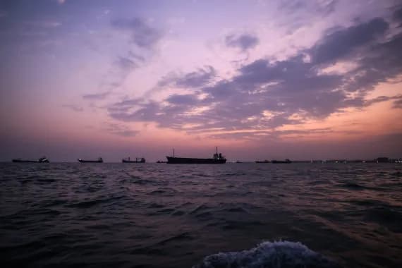 irgc_klaim_hancurkan_drone_laut_as_di_selat_hormuz_dua_kapal_diserang_di_lepas_pantai_oman