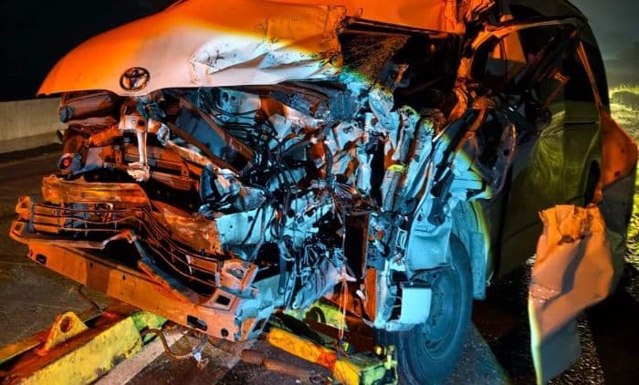 mini_bus_toyota_hiace_seruduk_belakang_truk_di_tol_sergai_tiga_penumpang_luka_