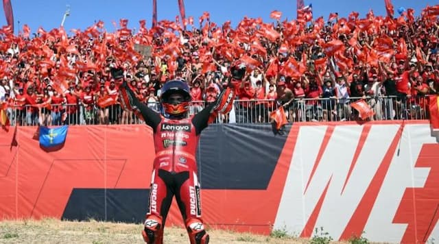 motogp_martin_dan_bezzecchi_bereaksi_usai_melihat_kondisi_lengan_marc_marquez_