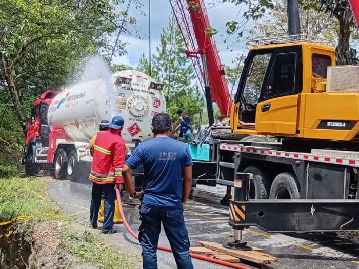 truk_tangki_lpg_terbalik_jalur_sipoholontarutung_macet_5_km