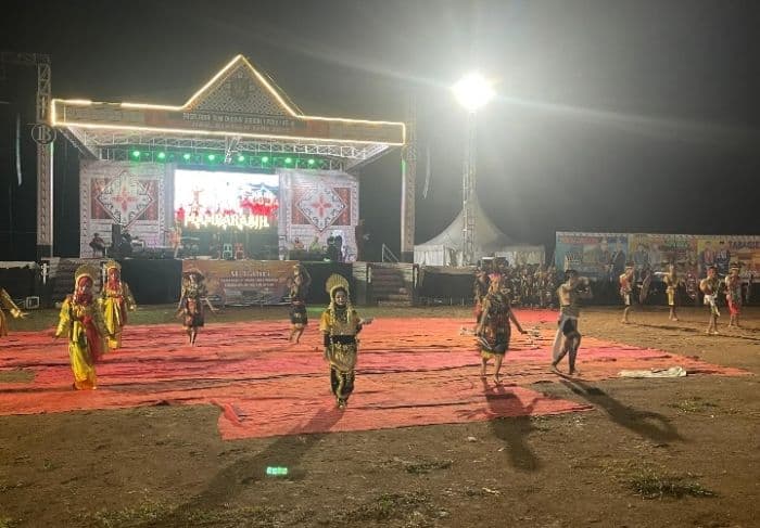 hujan_tak_halangi_penampilan_atraktif_etnis_banjar_di_psbd_asahan