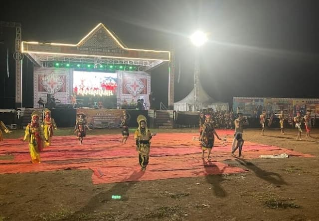 hujan_tak_halangi_penampilan_atraktif_etnis_banjar_di_psbd_asahan