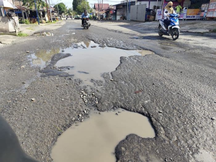 jalan_di_pematangsiantar_banyak_berlubang_termasuk_dekat_rumah_dinas_wali_kota