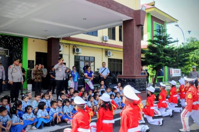 kapolres_batu_bara_ajak_anak_tk_sola_gratia_tertib_berlalu_lintas