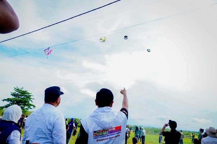 lestarikan_budaya_dengan_kemeriahan_di_langit_pantai_sejarah_bupati_batu_bara_buka_festival_layanglayang_2026_