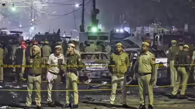 ledakan_mobil_dekat_red_fort_new_delhi_8_tewas_puluhan_luka_polisi_kejar_motif_di_balik_tragedi