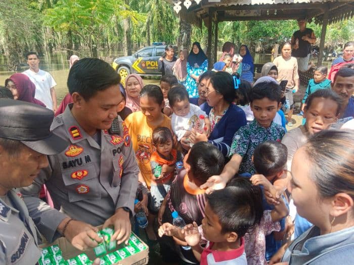 450_warga_besilam_bertahan_di_rumah_akibat_banjir_polres_langkat_salurkan_bantuan