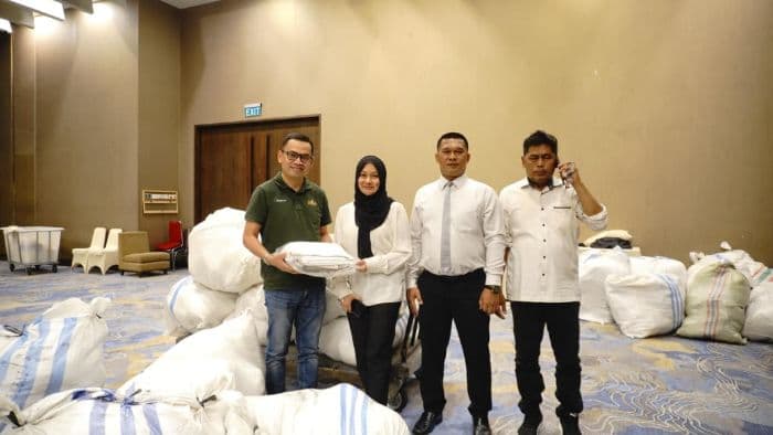 santika_dyandra_hotel_dan_dkk_salurkan_bantuan_untuk_korban_banjir_sumutaceh
