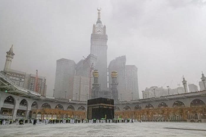 akibat_hujan_sebagian_wilayah_di_arab_saudi_dilanda_banjir