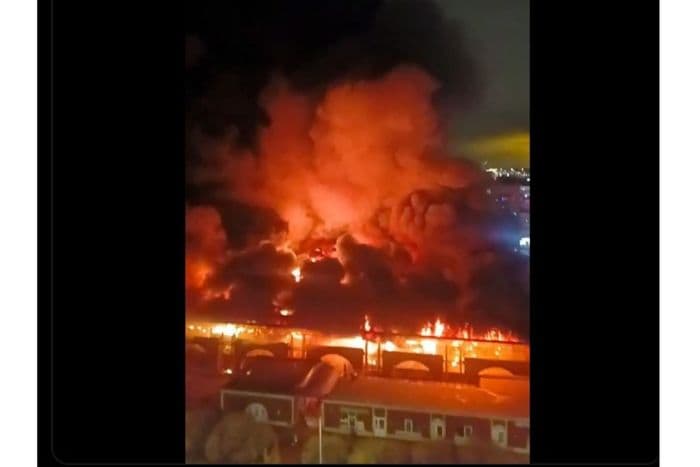 bangunan_bersejarah_era_uni_soviet_pasar_st_petersburg_rusia_terbakar