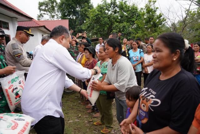 bupati_pakpak_bharat_serahkan_7_ton_beras_bantuan_presiden_prabowo_untuk_warga_pagindar