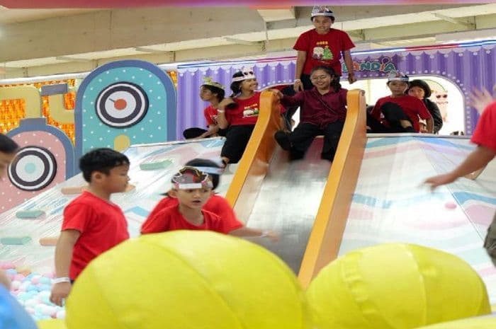 delipark_mall_berbagi_sukacita_natal_puluhan_anak_panti_ikut_rayakan_dengan_ceria
