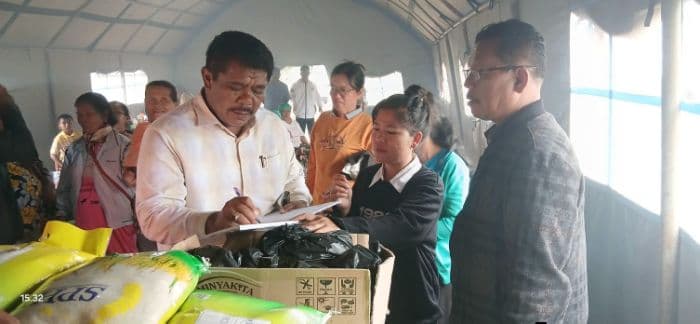 manaek_hutasoit_kunjungi_korban_longsor_dan_banjir_di_adiankoting_taput