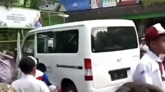 mobil_operasional_mbg_tabrak_kerumunan_siswa_sdn_di_cilincing_20_orang_terluka