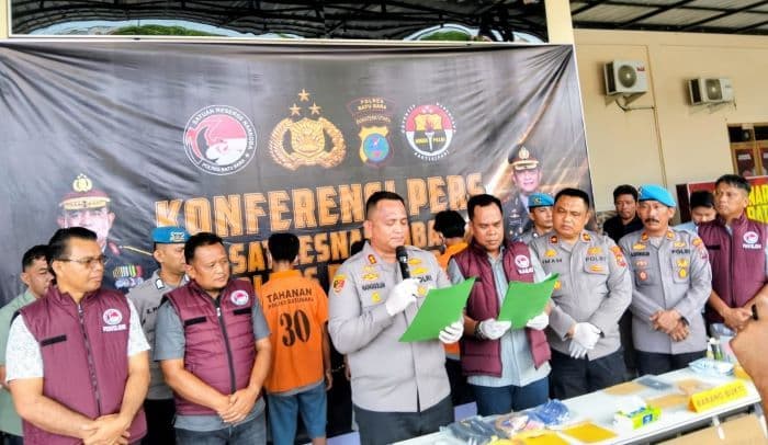 polres_batu_bara_bekuk_tiga_pengedar_sabu_sita_barang_bukti_lebih_dari_1_kg_