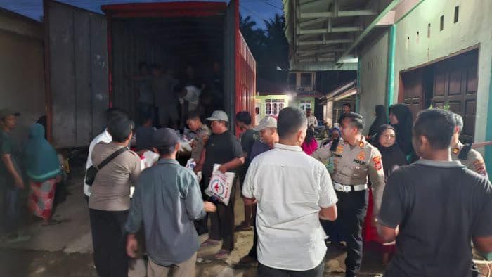 polres_langkat_distribusikan_bantuan_sembako_untuk_korban_banjir_di_desa_paya_bengkuang