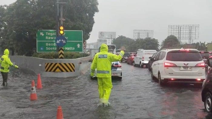 banjir_di_jakarta_akses_tol_cengkareng_ke_rawa_bokor_ditutup