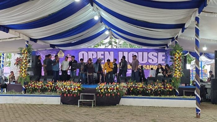 bupati_absen_di_open_house_samosir_warga_merasa_kecewa