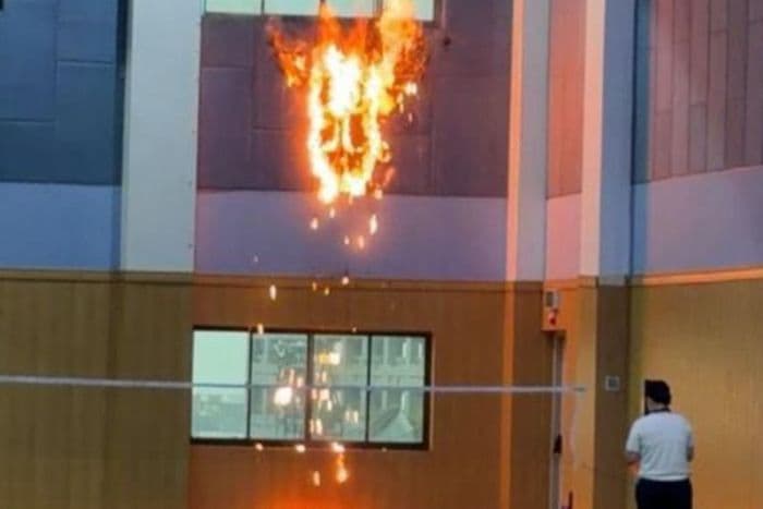 diduga_disambar_petir_sekolah_tzu_chi_terbakar