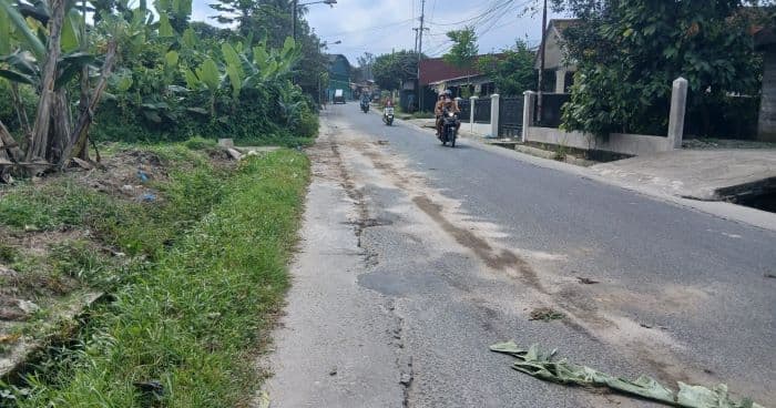 enam_pengendara_terjatuh_akibat_tumpahan_oli_di_jalan_bombongan_raya_siantar_