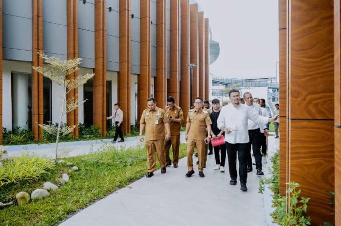 gedung_umkm_square_usu_segera_beroperasi_wawako_zaki_tinggal_serah_terima