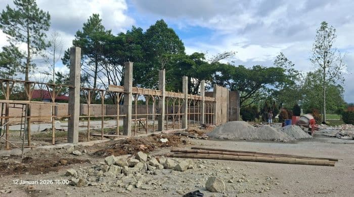gerai_kdmp_desa_sitinjo_ii_dibangun_di_dalam_areal_stadion_utama_panji_sidikalang