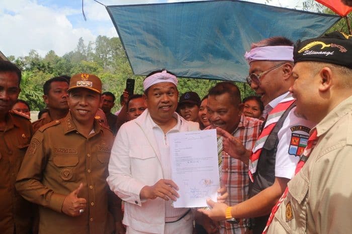 gubernur_jabar_kang_dedi_mulyadi_salurkan_bantuan_miliaran_rupiah_untuk_korban_bencana_taput