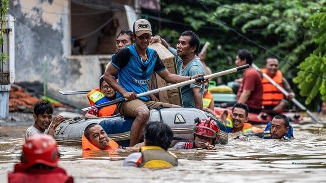 terdampak_banjir_warga_asrama_polisi_pondok_karya_dievakuasi_