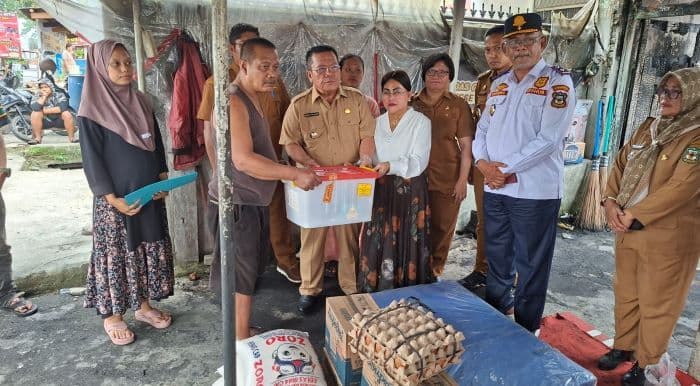 wesly_berikan_sembako_dan_administrasi_kependudukan_untuk_korban_kebakaran_di_jalan_rakutta_sembiring