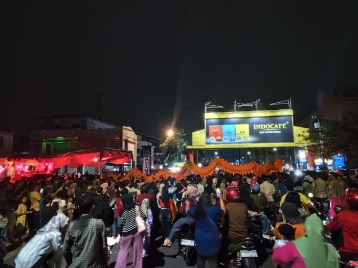 malam_cap_go_meh_2025_di_siantar_ribuan_masyarakat_padati_tugu_becak