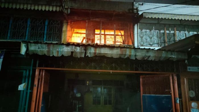 rumah_di_lantai_dua_kelurahan_pandau_ii_hangus_terbakar