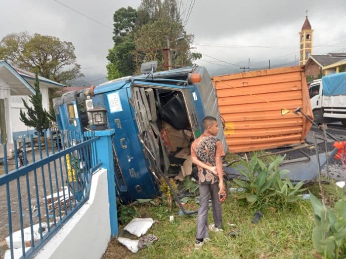truk_tronton_tabrak_pagar_kantor_kepala_desa_bandar_baru