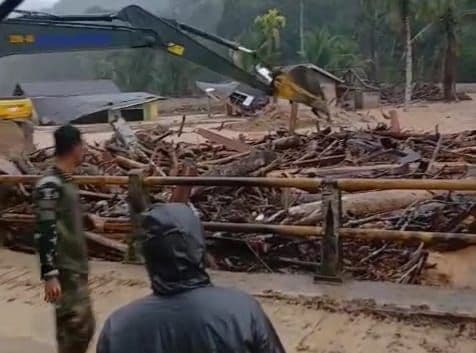 banjir_di_tapteng_kembali_membawa_kayu_gelondongan_dan_lumpur