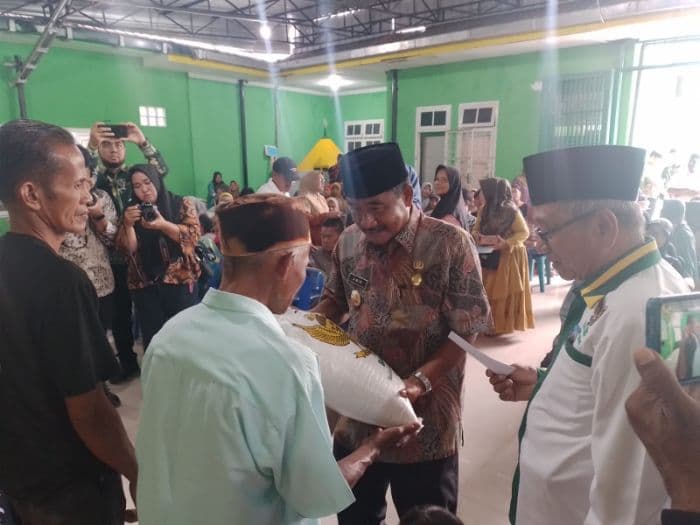 jelang_ramadan_wali_kota_binjai_serahkan_1365_paket_sembako_untuk_kaum_duafa