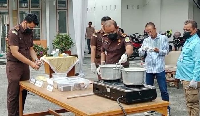 kejari_asahan_musnahkan_barang_bukti_dari_59_perkara_nilainya_tembus_rp_1_miliar
