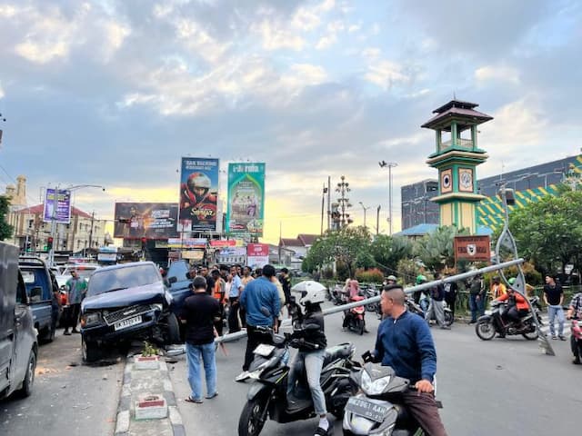pengemudi_mengantuk_tabrak_mobil_dan_tiang_listrik_jalan_setia_budi_medan