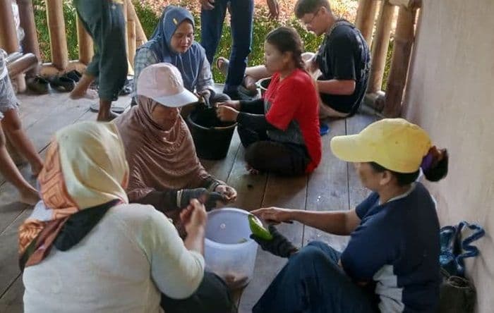 kaum_ibu_dari_tiga_desa_di_bahorok_ikuti_pelatihan_pembuatan_eco_enzim