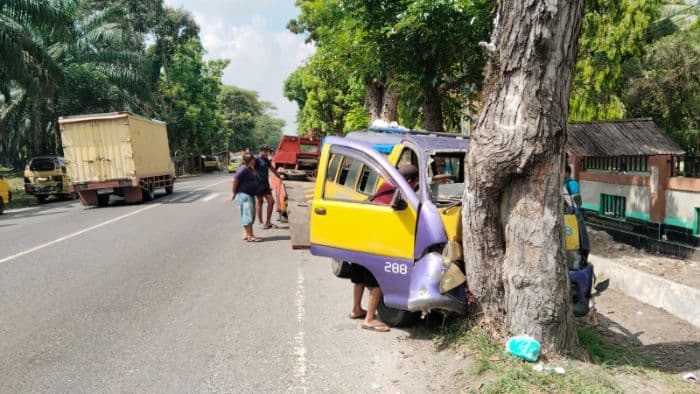 angkutan_umum_tabrak_pohon_mahoni_di_tebing_tinggi_akibat_kerusakan_sistem_kemudi