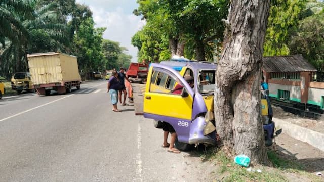 angkutan_umum_tabrak_pohon_mahoni_di_tebing_tinggi_akibat_kerusakan_sistem_kemudi