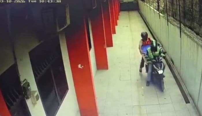 beredar_rekam_cctv_dua_pria_angkut_boks_berisi_jasad_rahmadani