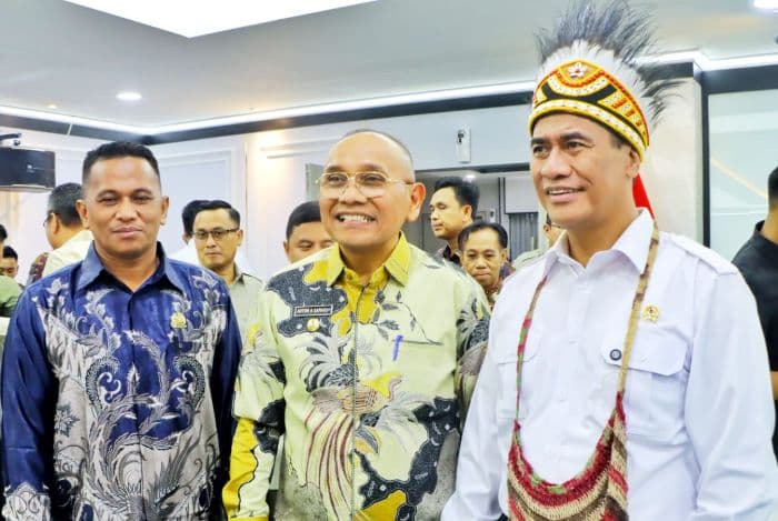 bupati_simalungun_temui_mentan_amran_dapat_bantuan_bibit_untuk_22000_hektar_lahan